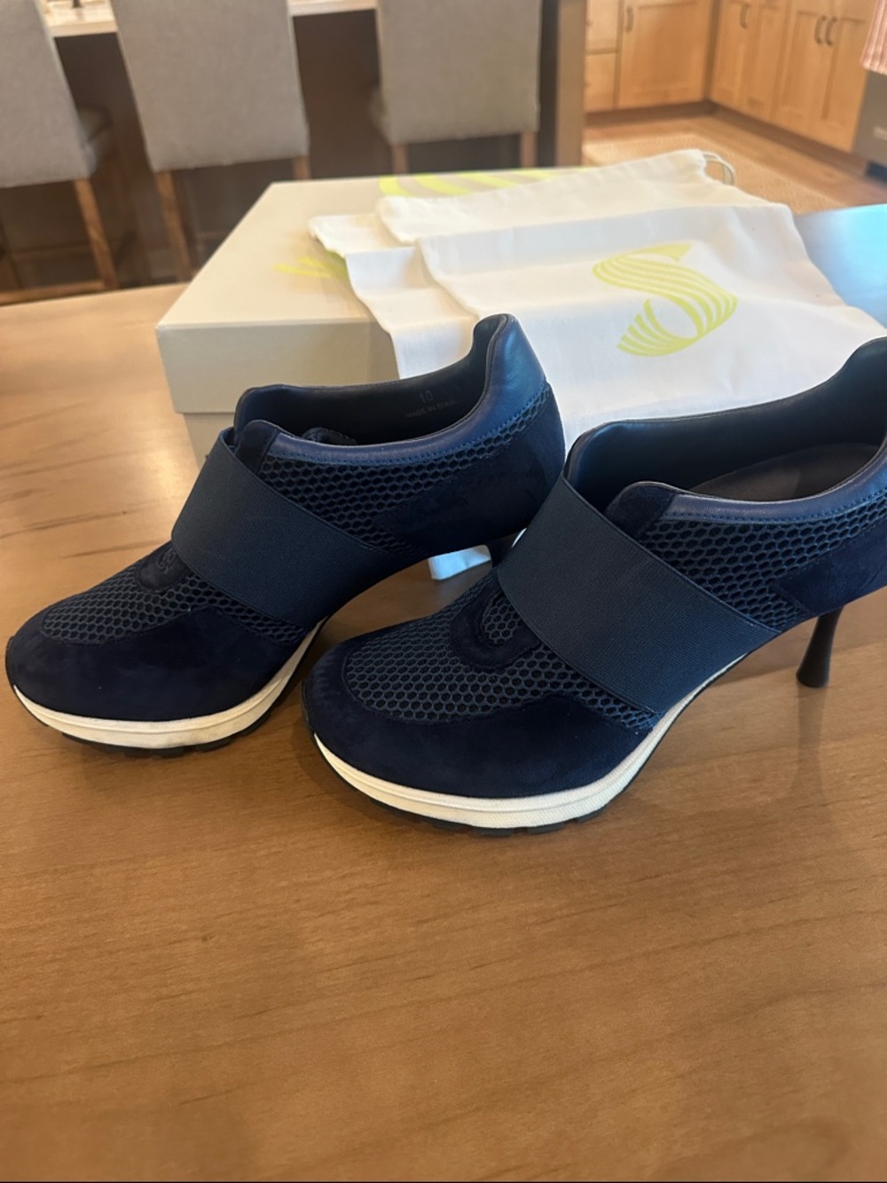 Sneex Like new Navy Suede & Mesh Heeled shoes with Elastic Strap